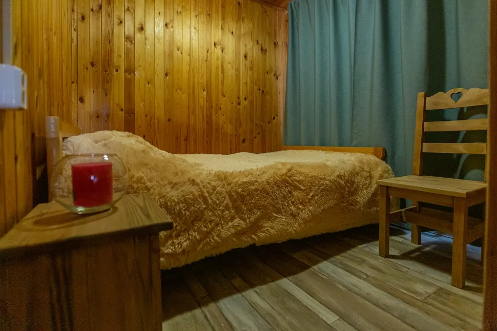 Уютный деревянный дом на берегу реки