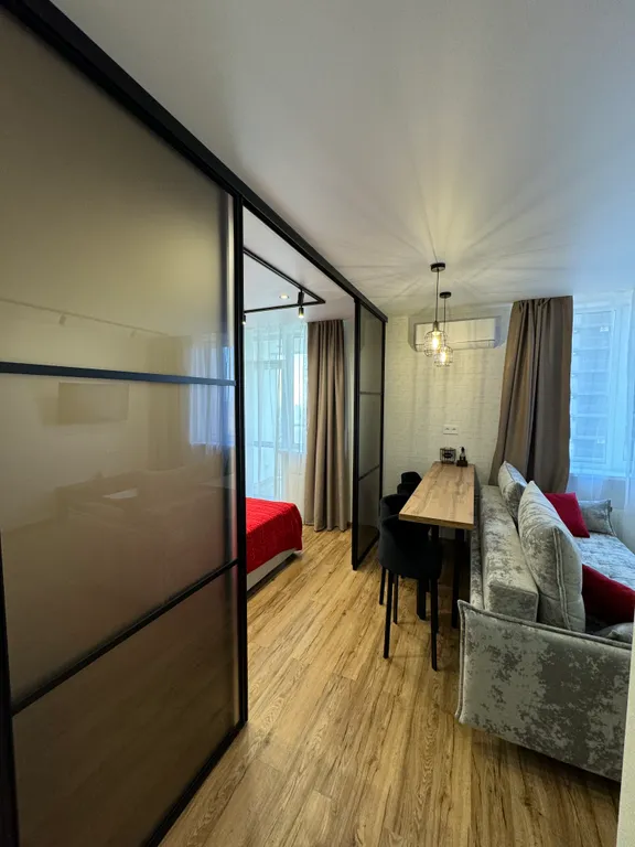 Квартира в стиле лофт с отдельной спальной зоной и гардеробной