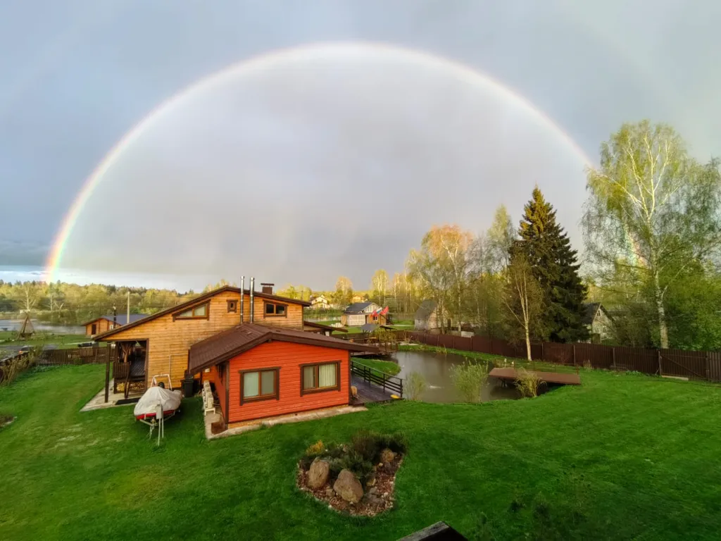 Красивый дом с камином на берегу живописной реки