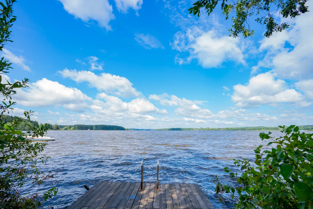 Премиальная вилла на берегу озера с выходом к пляжу