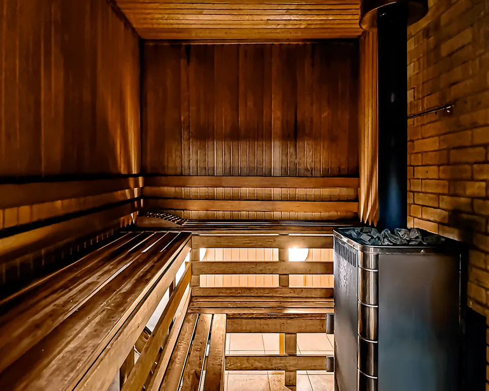 Коттедж в лесу с видом на озеро