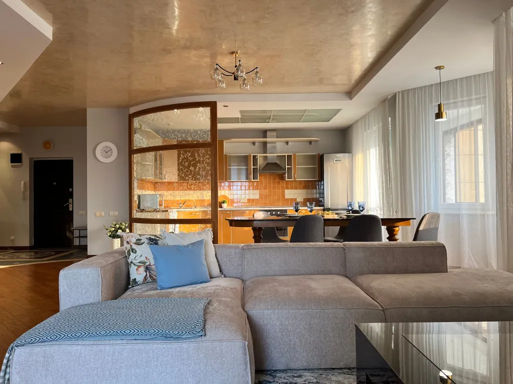 Уютная квартира с прекрасными видами в центре Алматы