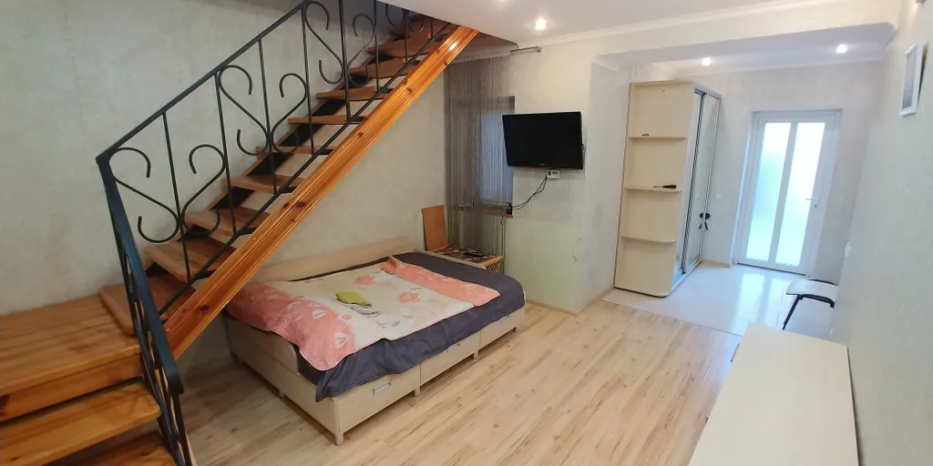 Жилой дом с внутренним двориком, рядом море