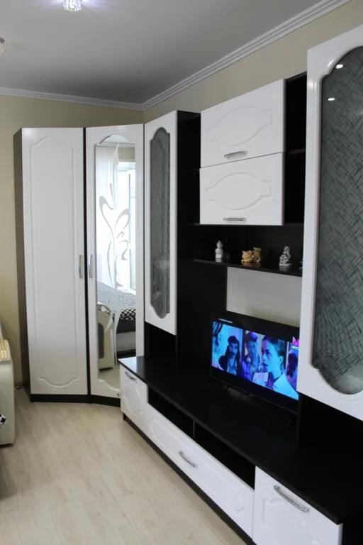 Уютная двухкомнатная квартира в спокойном районе, с кроватью и диваном