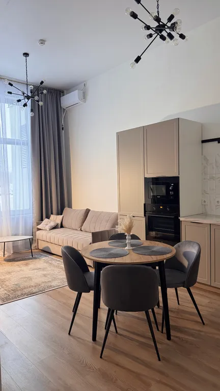 Евродвушка с высокими потолками и большими окнами, 2 кровати