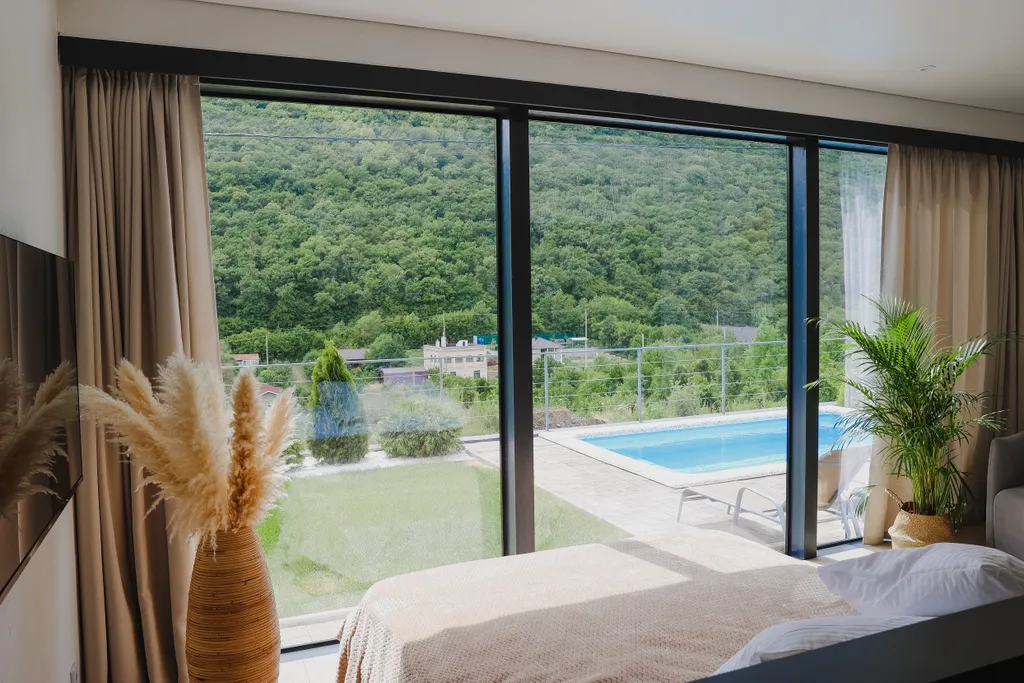 Дом с панорамным видом на лес