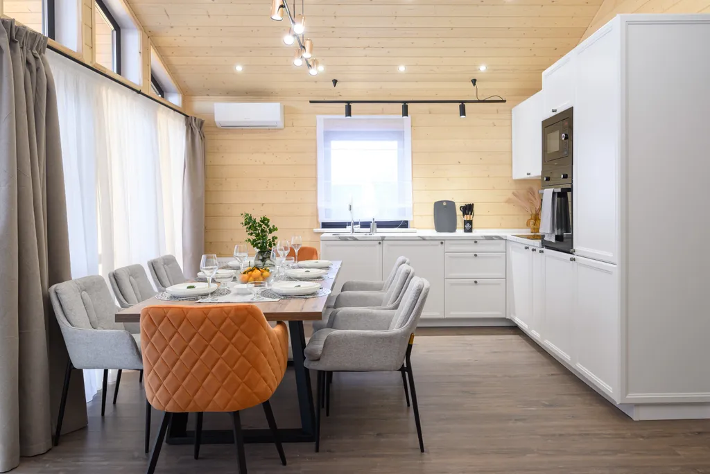 Дом с камином, баней и чаном в лесу у озера