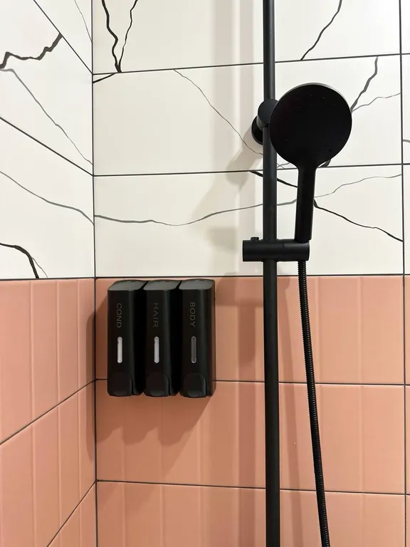 Красивая трех-комнатная квартира с дизайнерским ремонтом