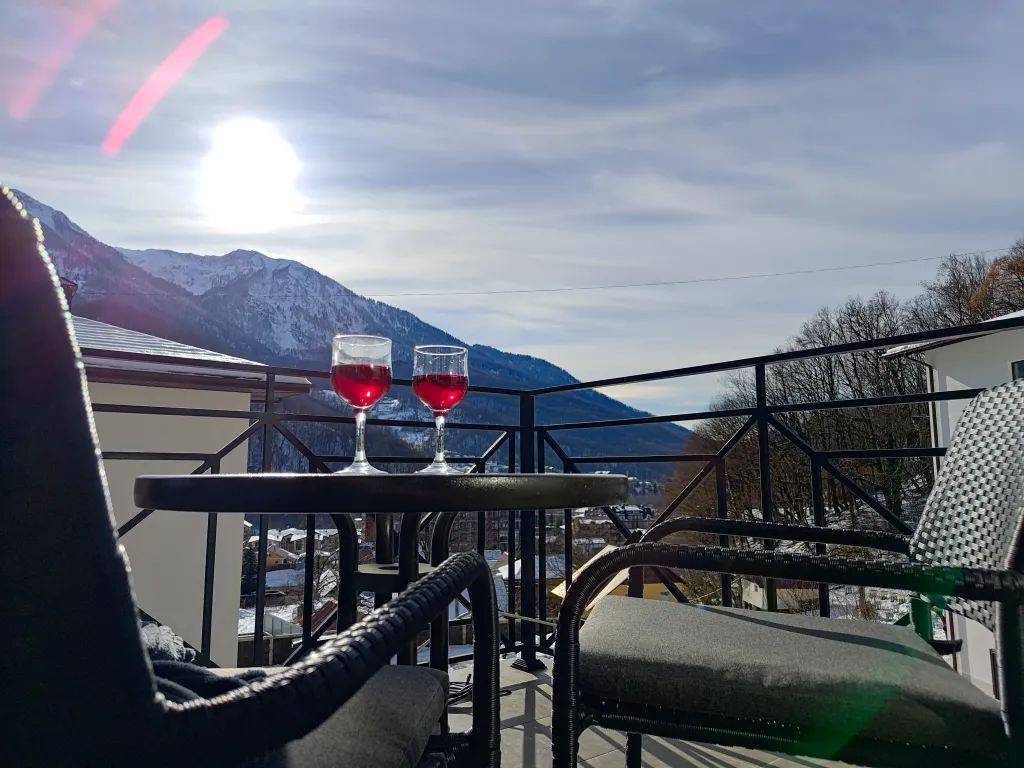 Дизайнерский апартамент с балконом в окружении леса