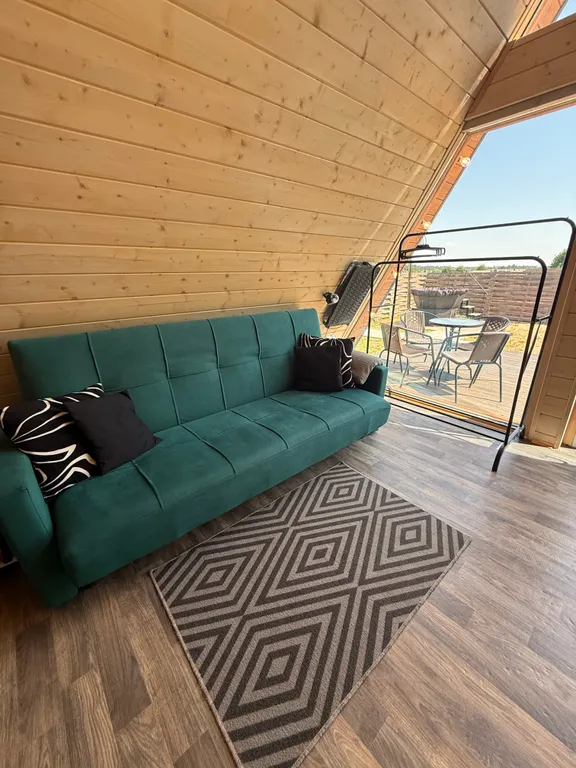 Уютный домик на берегу реки с горячим чаном