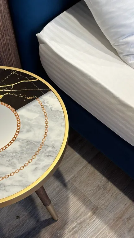 Уютный купольный домик на берегу пруда