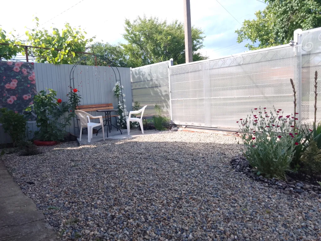 Коттедж Уютный  домик с двориком - центр, огромная парковка, рядом магазины — Динская