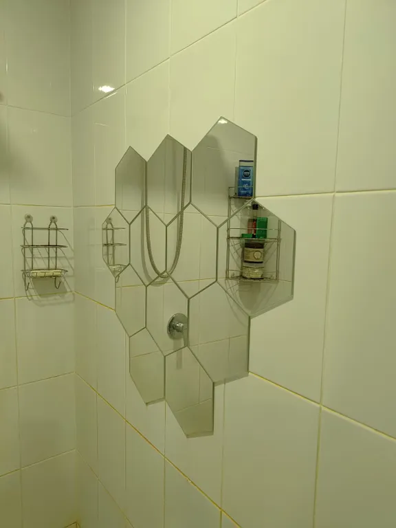 Дом с баней и пирсом на берегу пруда