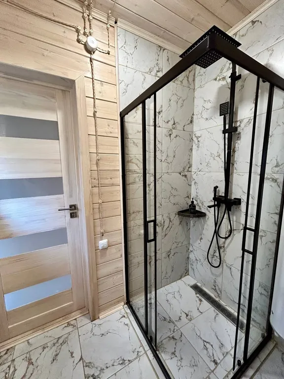 Стильный А-фрейм на берегу озера