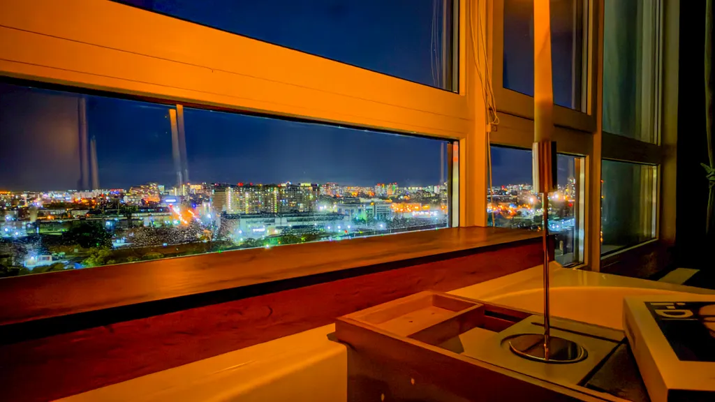 VIP-студия с роскошной ванной у панорамного окна