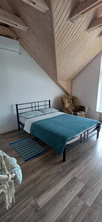 Уютный дом на берегу реки рядом с центром