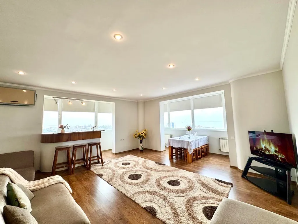 Просторная квартира с видом на море в центре города