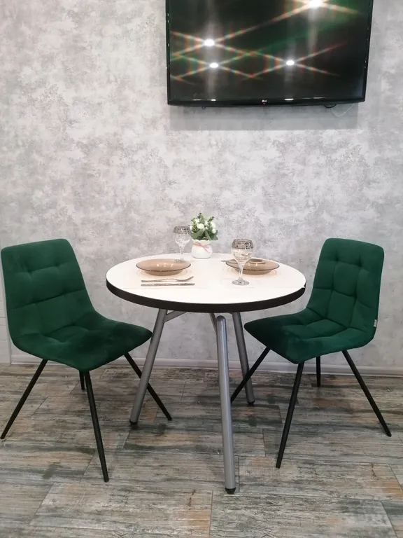 Современная студия с огромной ванной