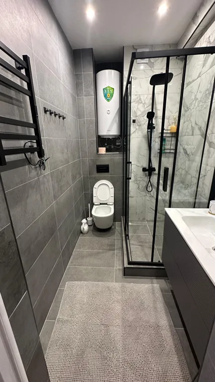 Квартира с дизайнерским евроремонтом и кухонной зоной