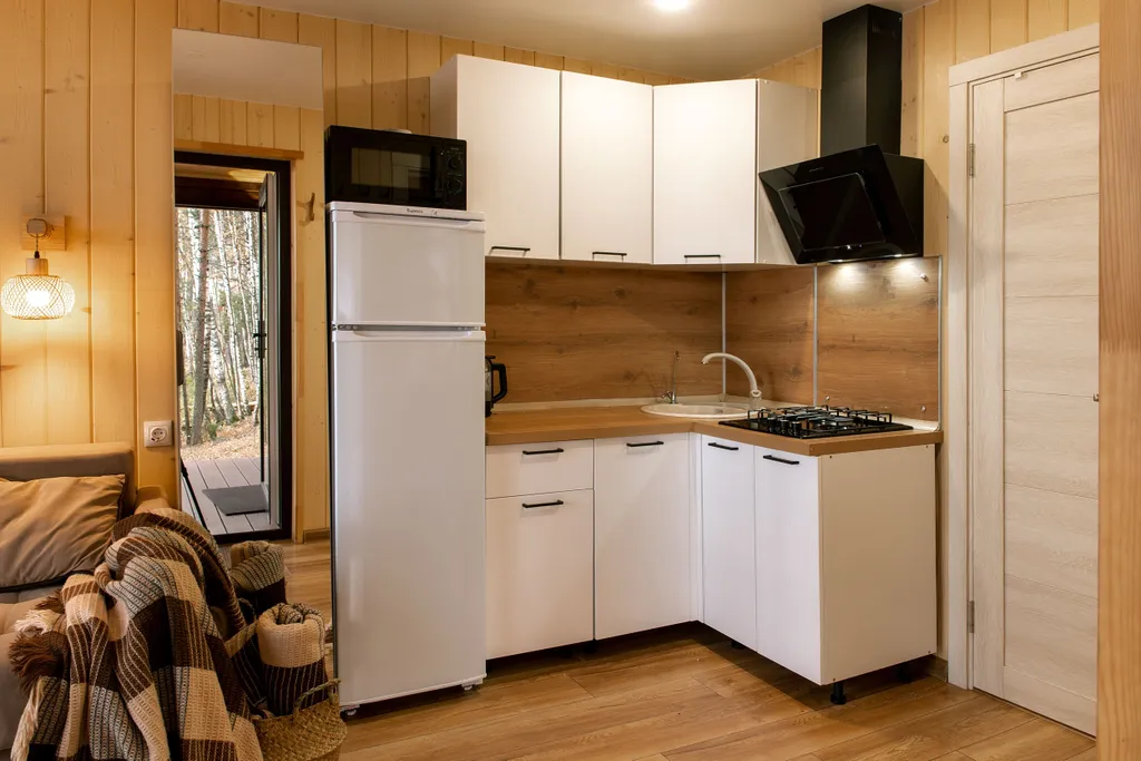 Панорамный домик в сосновом лесу на берегу Волги