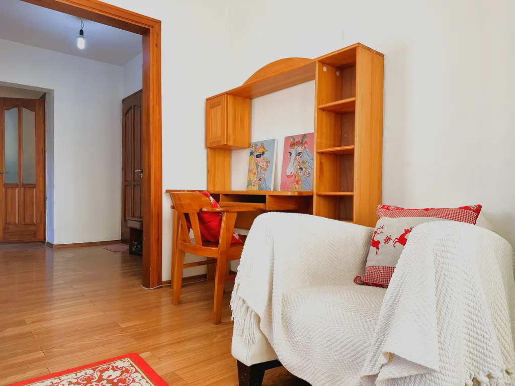 Apartment 44, spacious living area, separate kitchen & 1 bedroom