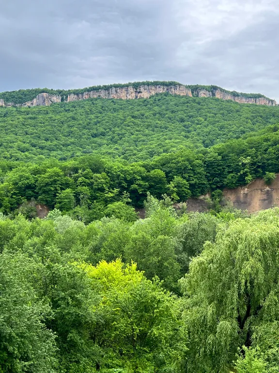 Новый дом с собственной территорией и видом на горы