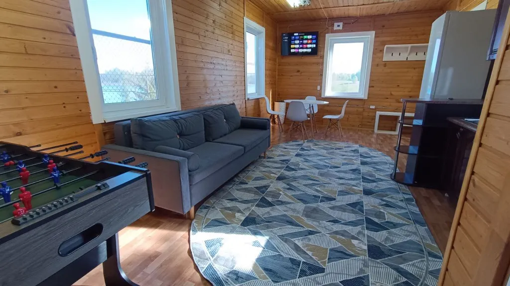 Домик на берегу озера