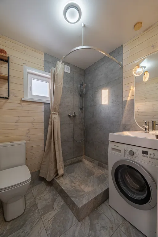 Просторный гостевой хороший дом с горячим банным чаном и баней