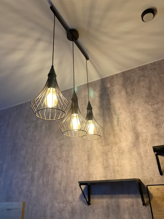 Уютная современная квартира с парящей кроватью с подсветкой