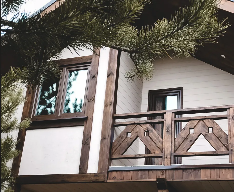 Дом в окружении соснового леса