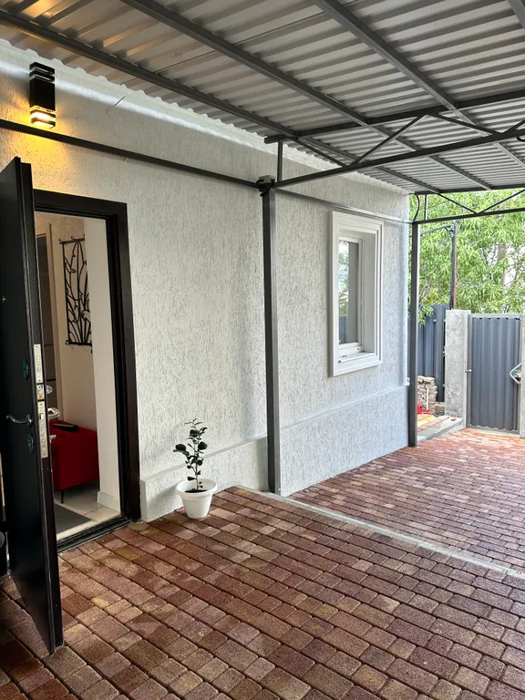 Уютный новый дом в центре города с бассейном