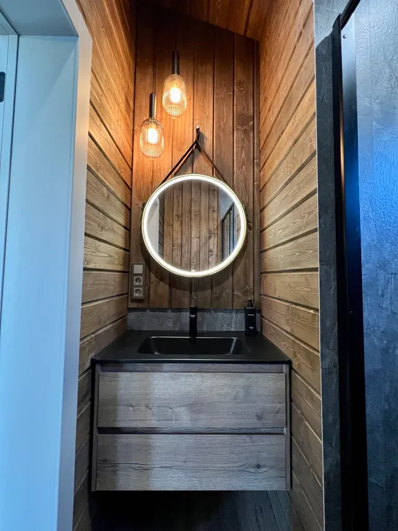 Дом Аура Леса на склоне с большой террасой и видом на лес и реку