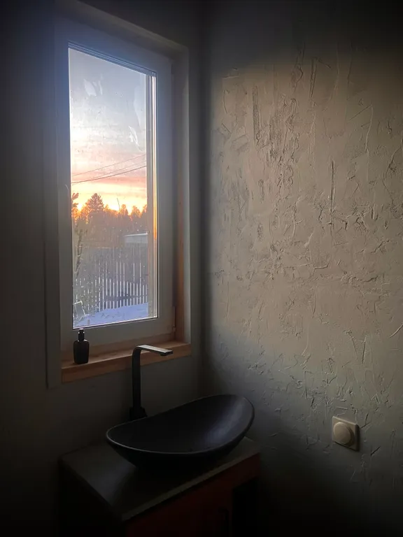 Уютный стильный новый дом с баней в окружении берёзовой рощи