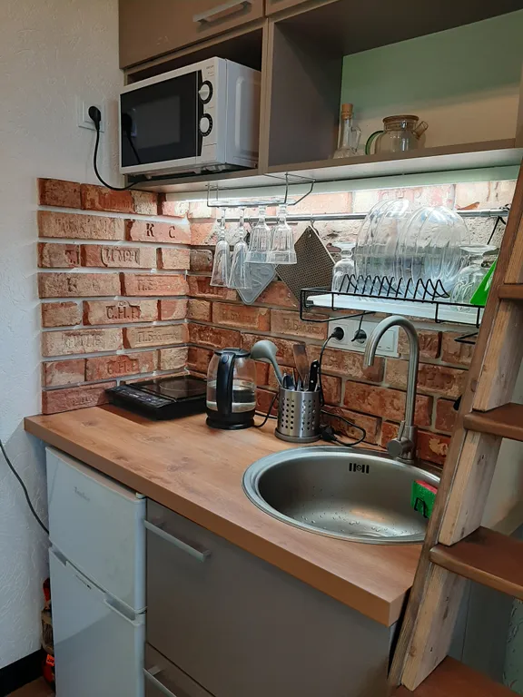 Дом на склоне холма у реки