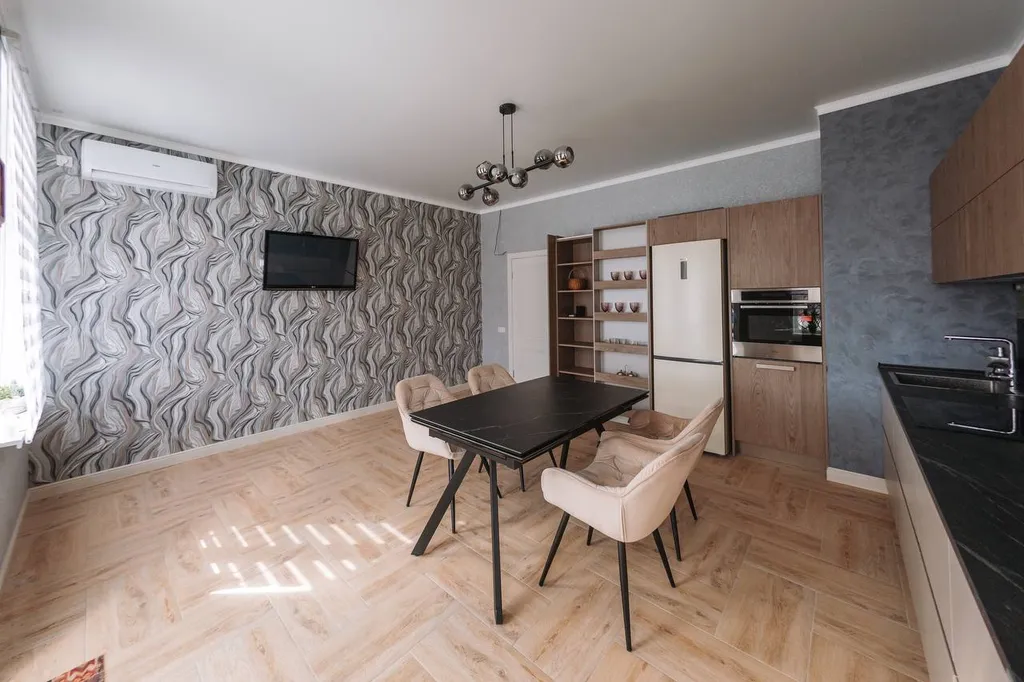 Дом с бассейном в тихом месте, недалеко от моря