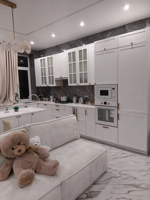 Резиденция в деревне в окружении леса