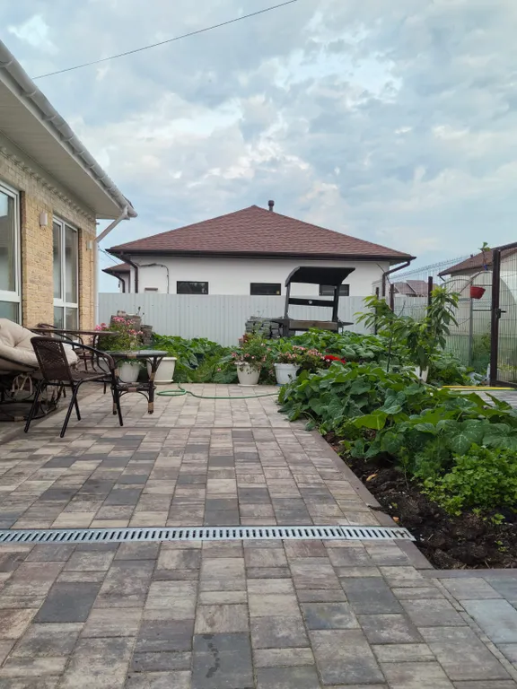 Домик в деревне в окружении леса