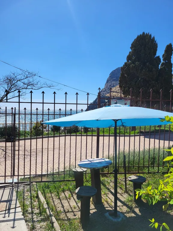 Сруб у моря