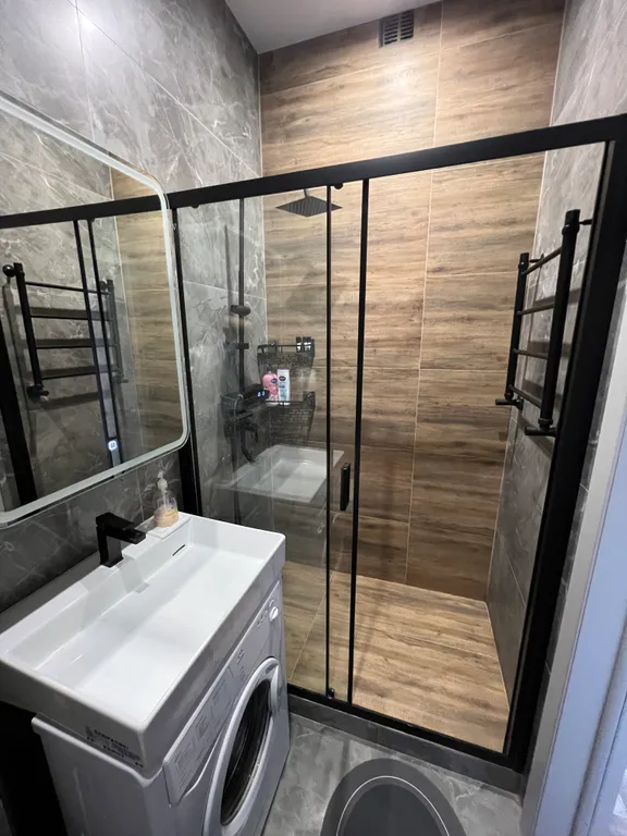 Уютный лофт с историческим балконом на главной улице