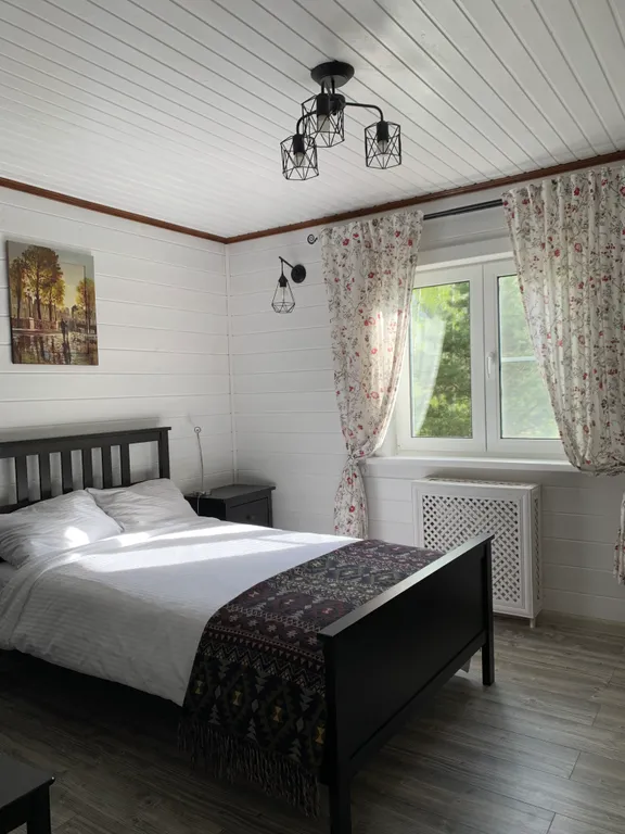 Дом у пруда