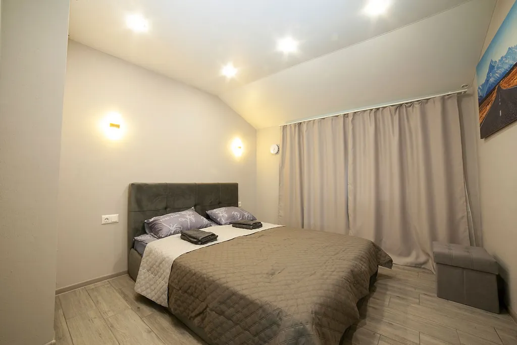 Коттедж двухэтажный с сауной, бассейном, детской площадкой