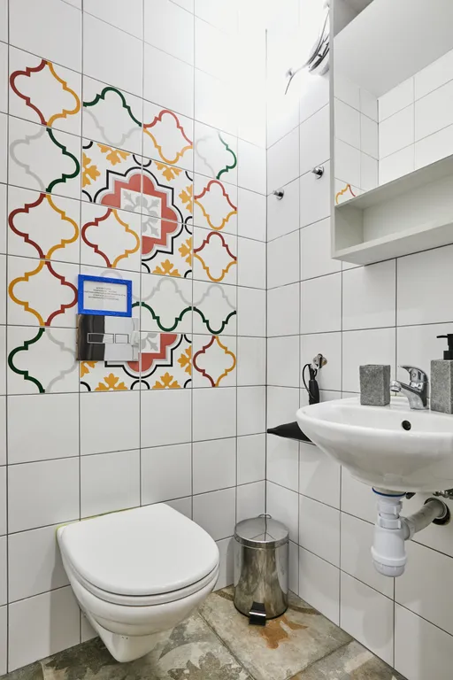 Просторный коттедж с 4 спальнями, камином и террасой