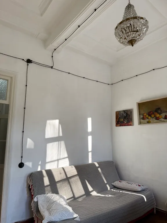 Апартаменты в сталинском доме с панорамным балконом у берега моря