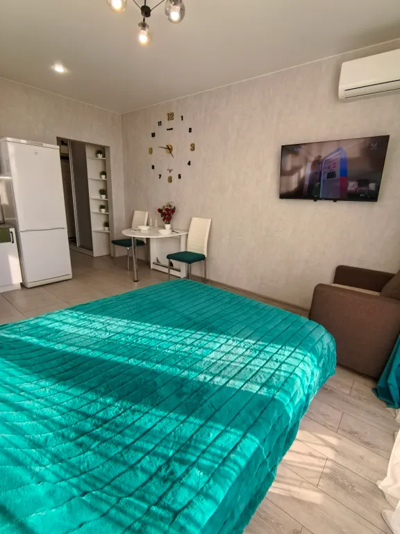 Студия с видом на город