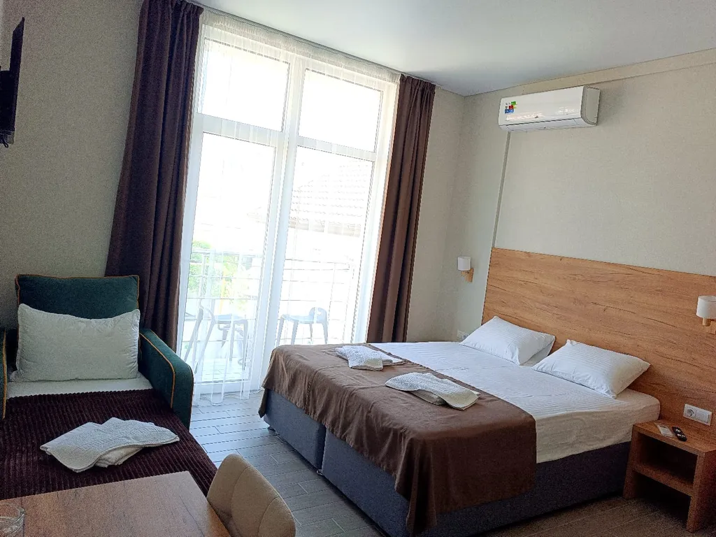 Трехместный номер с балконом с видом на улицу