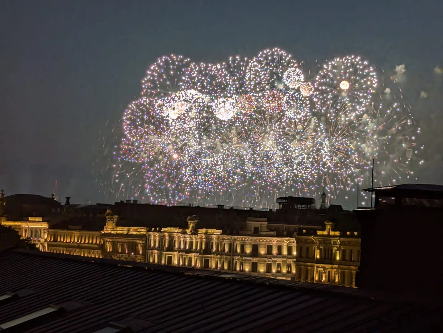 Вид из окна квартиры на праздничные фейерверки - Алые паруса 2024