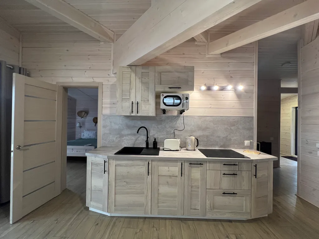 Просторный дом Елка с панорамными окнами в тихом месте