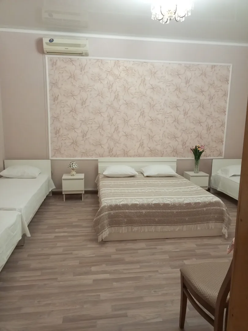 Большая  комната с двухсп. кроватью и3мя одн. кроватями и диваном. Сплит.