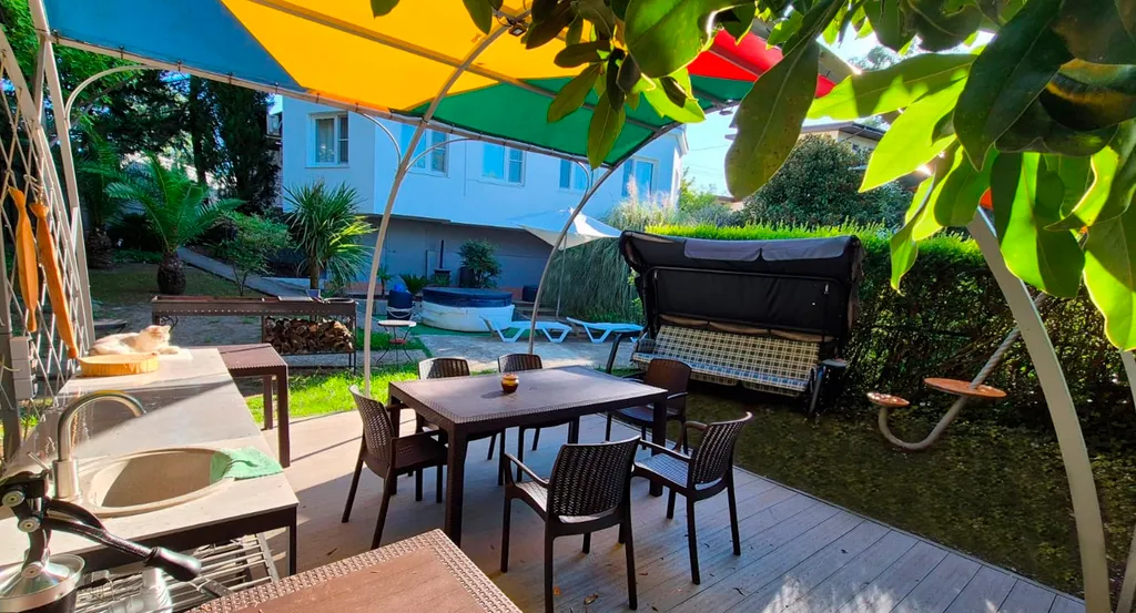 Трёхэтажный таунхаус в живописном месте с большим садом