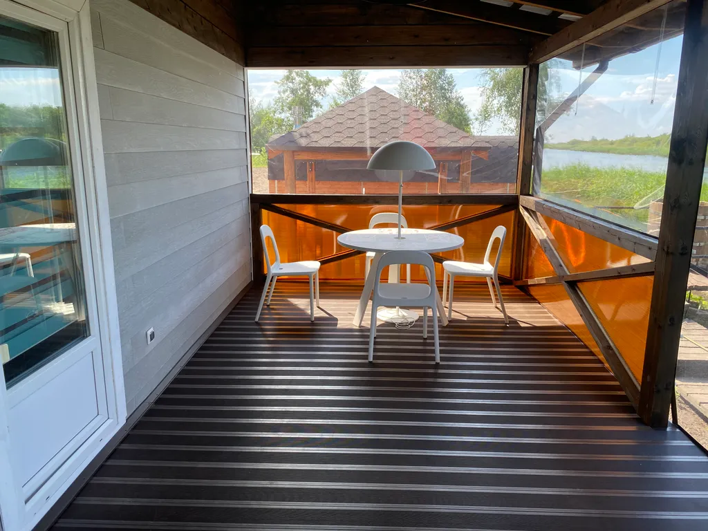 Дом с террасой на берегу реки Кобонка